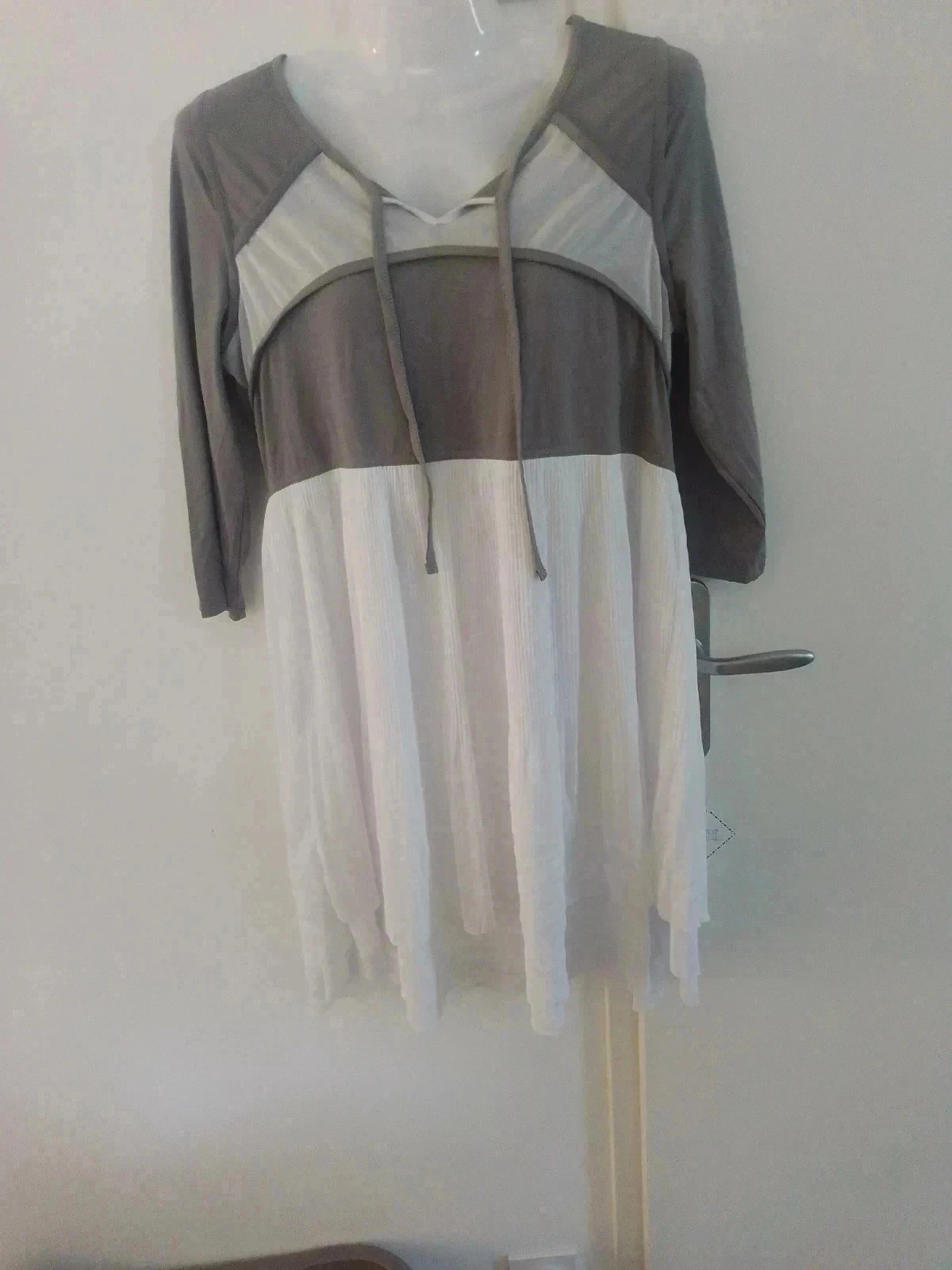 Tunique grise et blanche